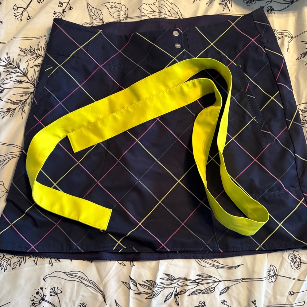 Nike size 6 Navy golf skirt with Neon Yellow Belt
